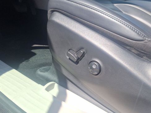 Used 2023 Chrysler Pacifica Touring-L FWD image 12