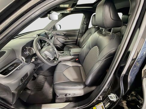 Used 2022 Toyota Highlander XSE FWD image 13
