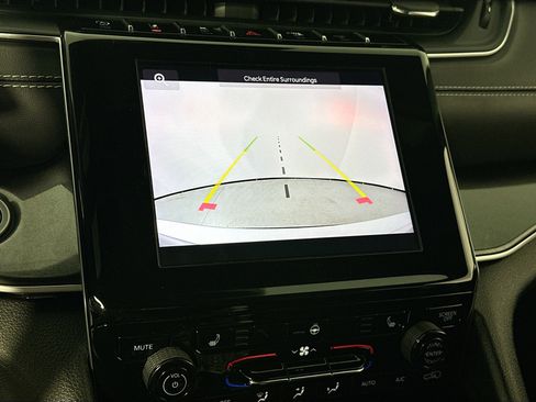 Used 2023 Jeep Grand Cherokee L Laredo image 13