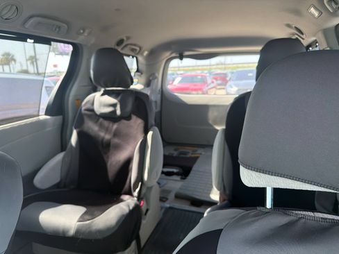 Used 2013 Toyota Sienna LE w/ Towing Pkg AWD/4WD image 11