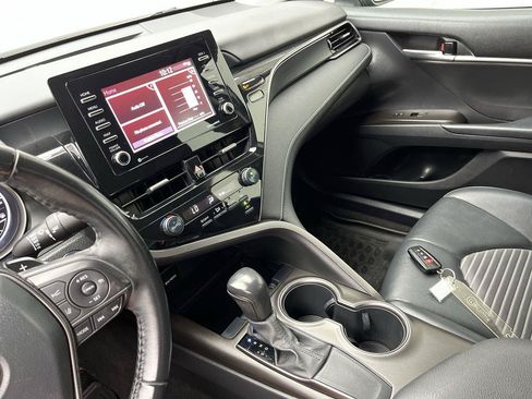 Used 2021 Toyota Camry SE w/ Convenience Package FWD image 14