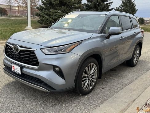 Certified 2022 Toyota Highlander Platinum image 40