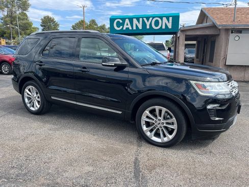 Used 2018 Ford Explorer XLT w/ Equipment Group 202A FWD image 2