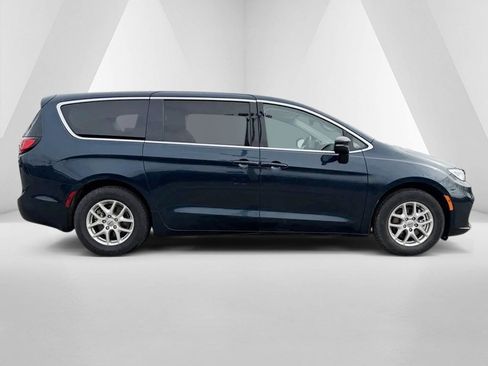 Used 2023 Chrysler Pacifica Touring-L image 8