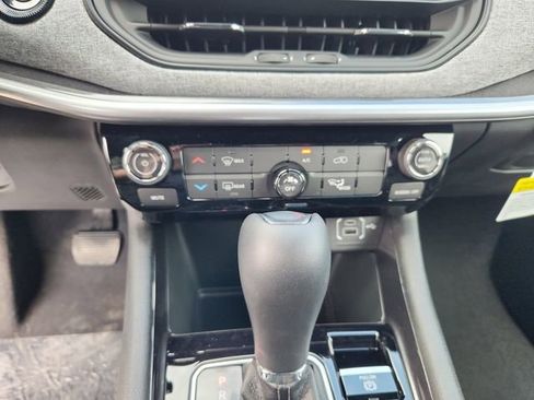 New 2025 Jeep Compass Latitude AWD/4WD image 17