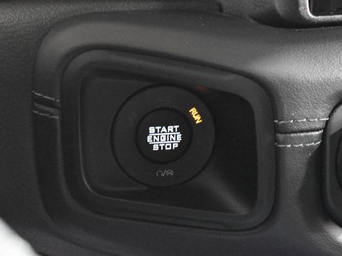 Used 2025 Jeep Wrangler Sahara image 13