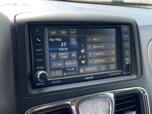 Used 2015 Chrysler Town & Country Touring w/ Driver Convenience Group FWD image 11