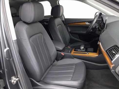 Used 2021 Audi Q5 e Premium w/ Convenience Package image 4