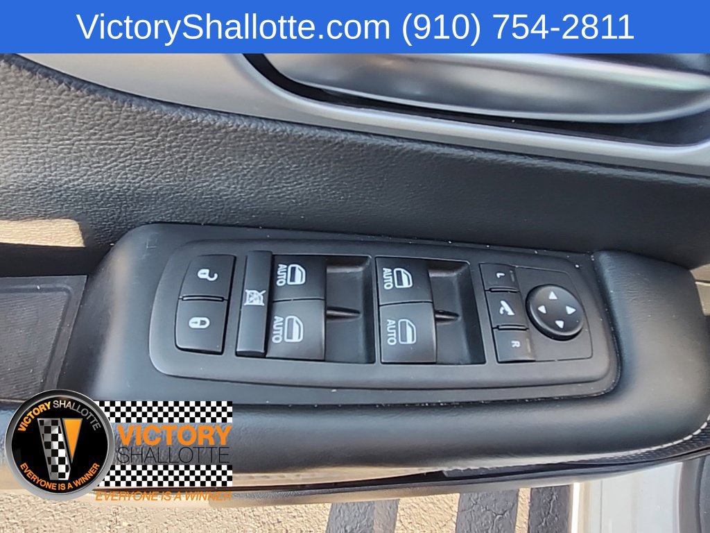 Used 2025 Chrysler Pacifica Limited FWD image 21