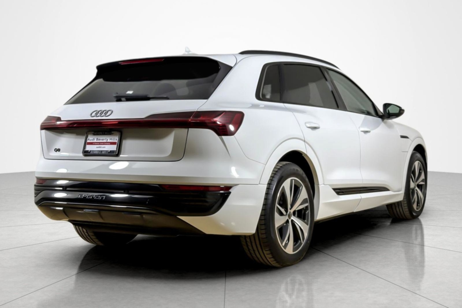 Used 2024 Audi Q8 e-tron Premium AWD/4WD image 5