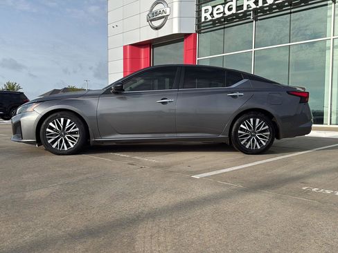 Used 2024 Nissan Altima 2.5 SV FWD image 11