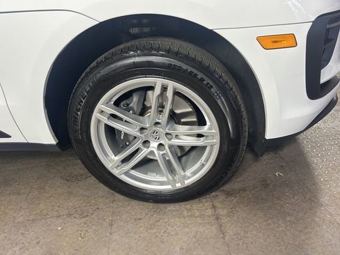 Certified 2025 Porsche Macan image 11