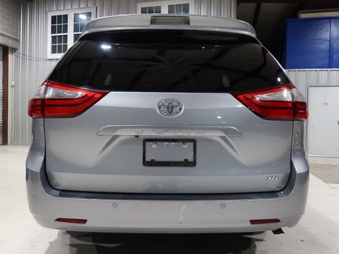 Used 2017 Toyota Sienna XLE w/ XLE Navigation Package FWD image 4