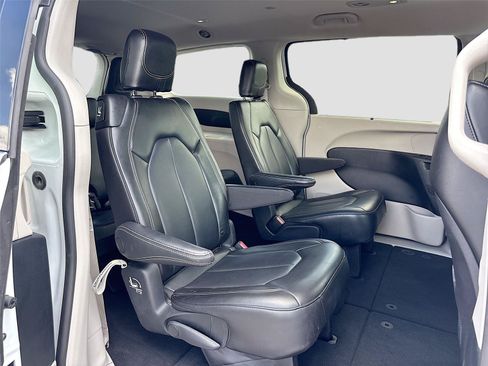 Used 2023 Chrysler Pacifica Touring-L FWD image 27