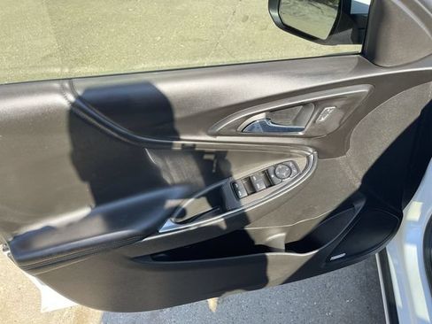 Used 2018 Chevrolet Malibu LT w/ Leather Package FWD image 10