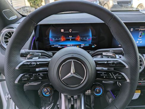 New 2025 Mercedes-Benz GLB 35 AMG 4MATIC image 11