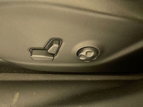 Used 2019 Jeep Cherokee Latitude Plus AWD/4WD image 12