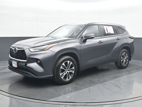 Used 2024 Toyota Highlander XLE AWD/4WD image 2