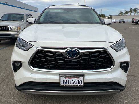 Used 2021 Toyota Highlander Platinum AWD/4WD image 2
