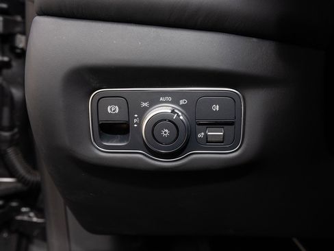 Used 2023 Aston Martin V8 Vantage Coupe image 30