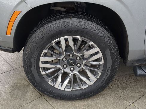 Used 2025 Chevrolet Suburban Z71 image 12