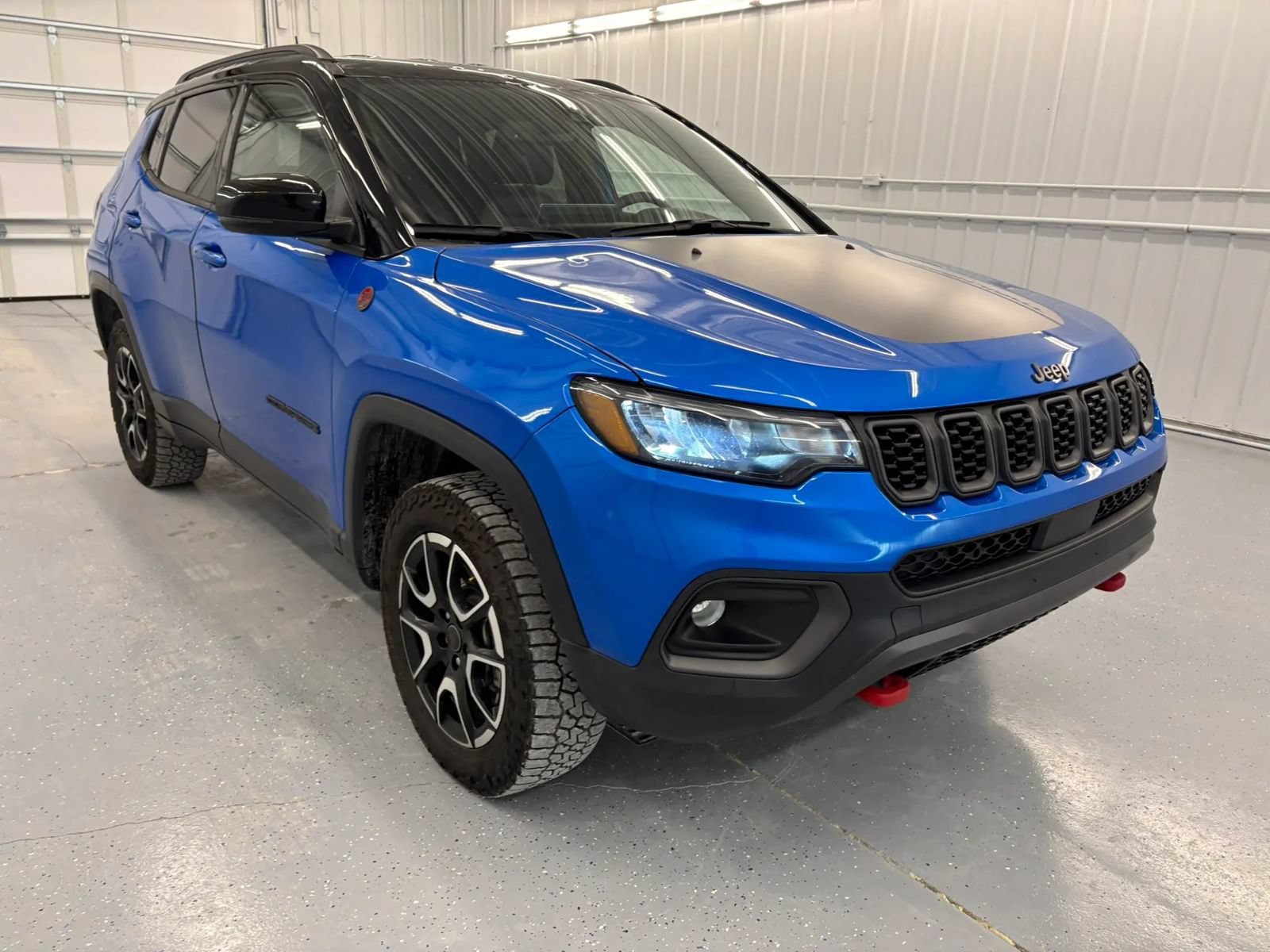 Used 2025 Jeep Compass Trailhawk w/ Trailhawk Convenience Group AWD/4WD image 12