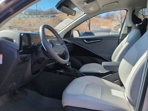 Used 2023 Kia Niro EX image 10