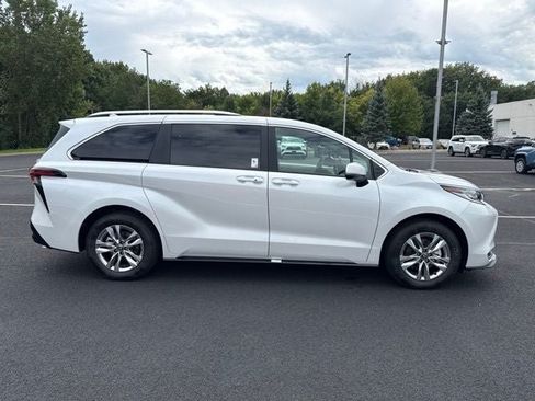 Used 2026 Toyota Sienna Limited AWD/4WD image 12