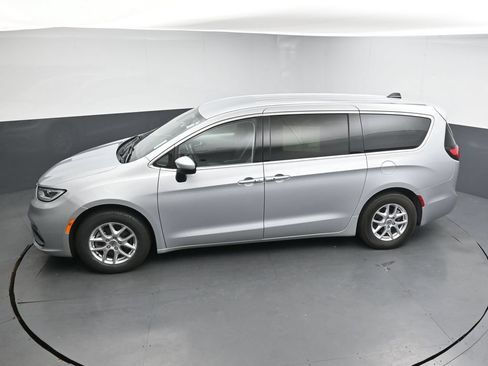 Used 2023 Chrysler Pacifica Touring-L FWD image 26