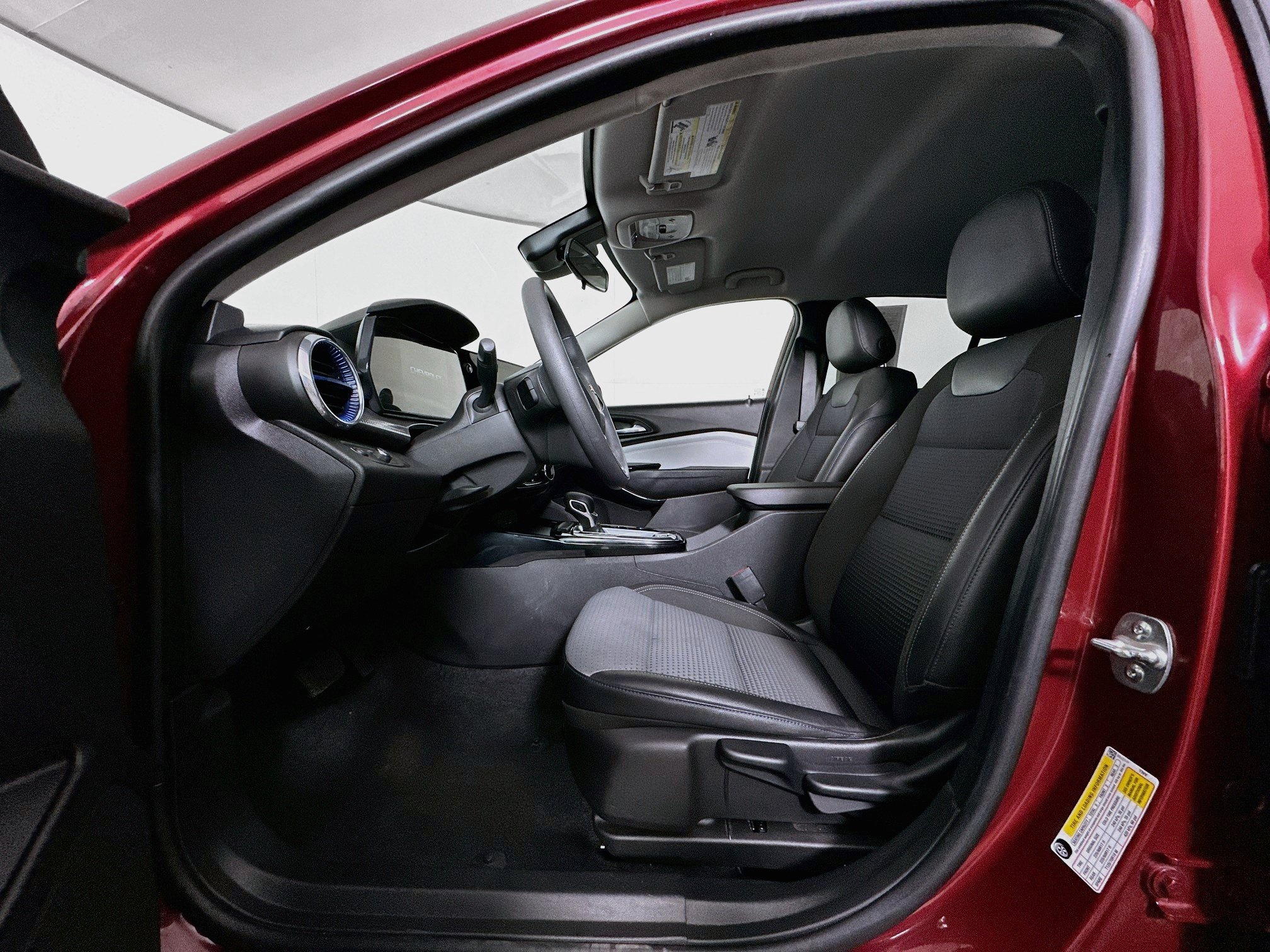 Used 2025 Chevrolet Trax LT FWD image 13