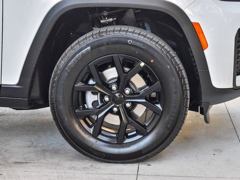 New 2026 Jeep Grand Cherokee Altitude image 10