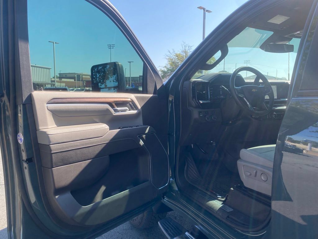 Used 2026 Chevrolet Silverado 2500 LT w/ All Star Edition AWD/4WD image 10