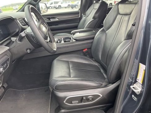 Used 2023 Jeep Wagoneer L Series II image 10