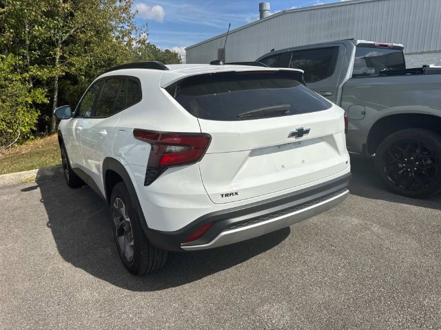 Used 2025 Chevrolet Trax LT w/ LT Convenience Package FWD image 9