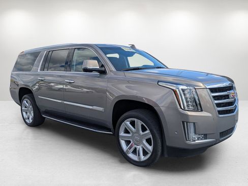 Used 2017 Cadillac Escalade ESV Luxury image 3