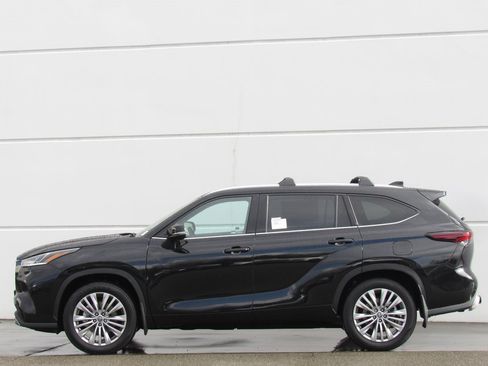 New 2025 Toyota Highlander Platinum image 4