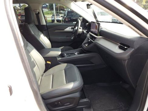 Certified 2025 Ford Explorer Active w/ Active Comfort Package RWD image 2