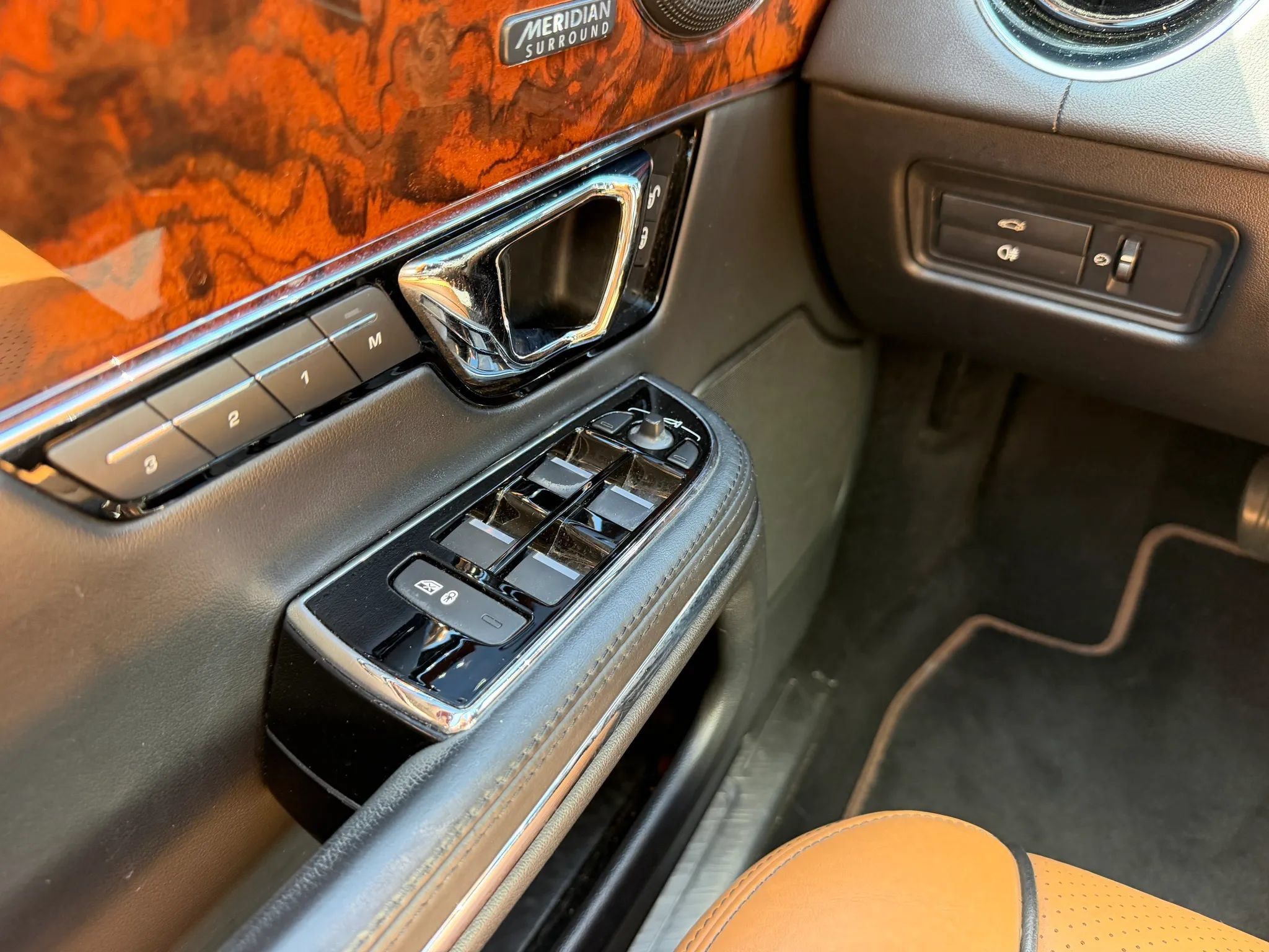 Used 2018 Jaguar XJ R-Sport RWD image 26