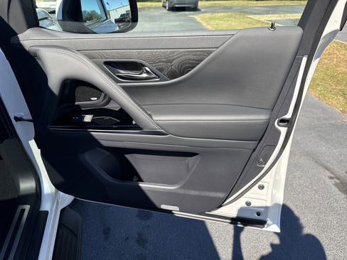 Used 2025 Lexus LX 600 4WD w/ Premium Package image 36