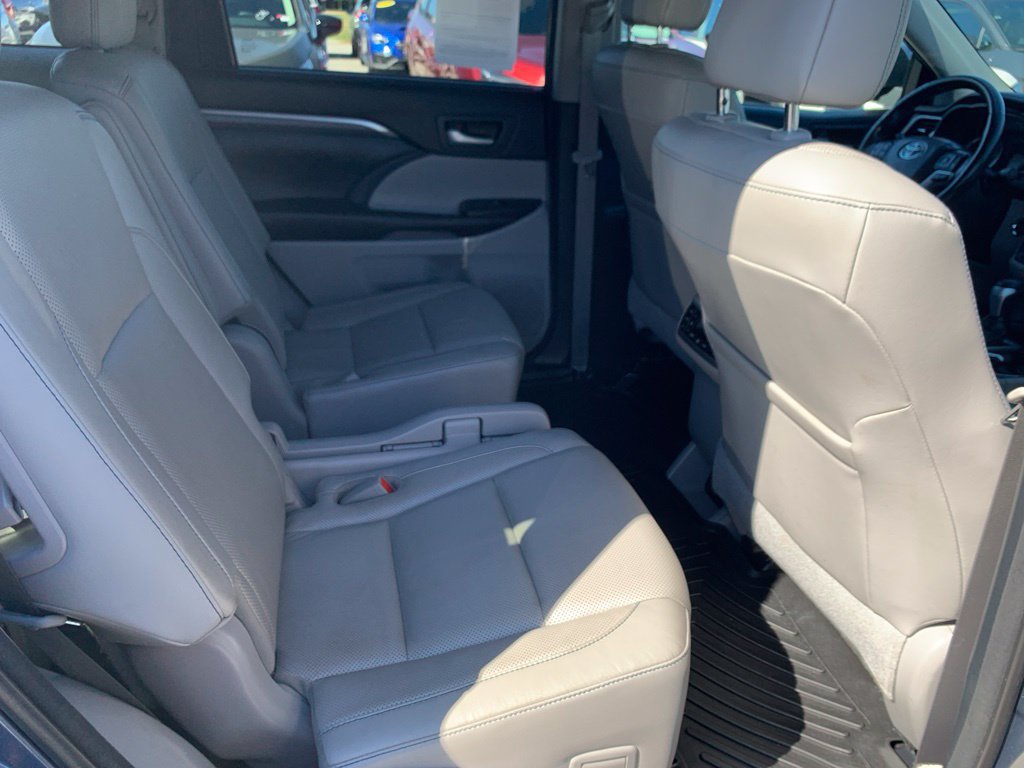 Used 2017 Toyota Highlander Limited Platinum w/ Carpet Mat Package AWD/4WD image 25