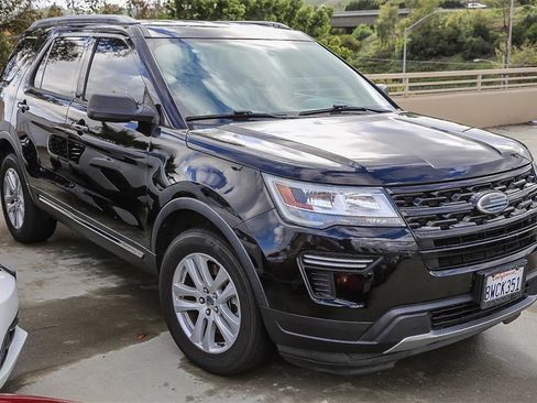 Used 2019 Ford Explorer XLT image 3