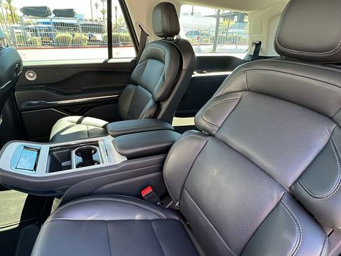 New 2025 Lincoln Navigator Reserve image 4