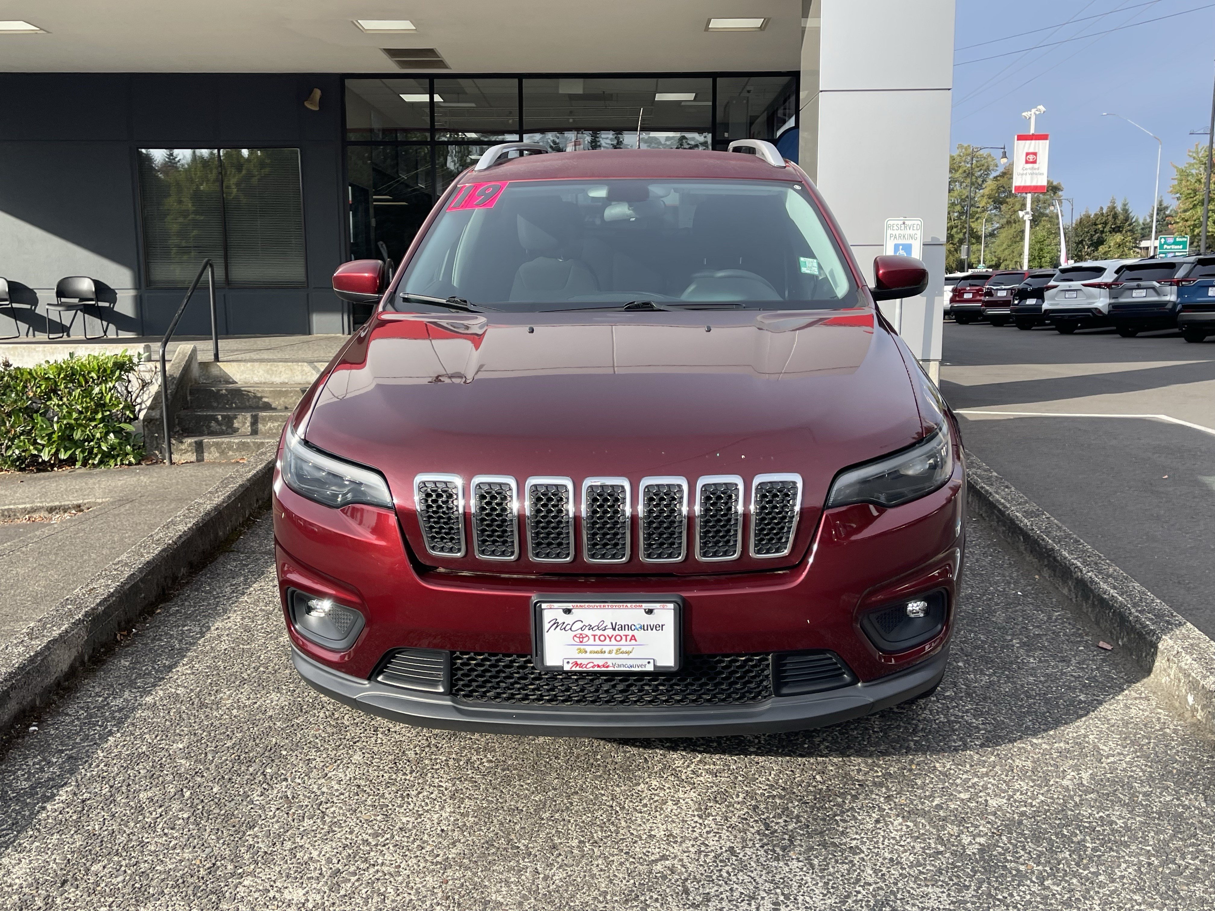 Used 2019 Jeep Cherokee Latitude w/ Popular Appearance Group FWD image 2