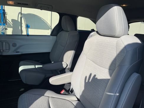 Used 2025 Toyota Sienna LE image 18