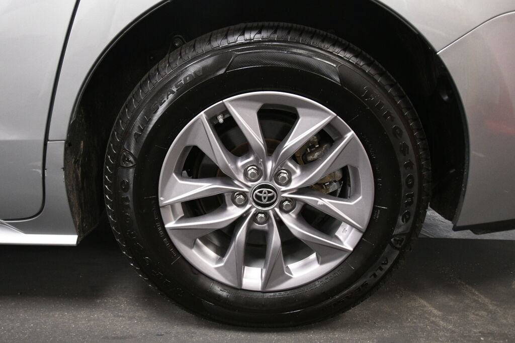 Certified 2024 Toyota Sienna XLE FWD image 34