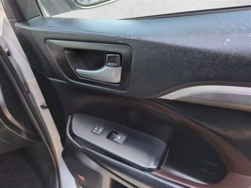 Used 2019 Toyota Highlander Limited FWD image 26