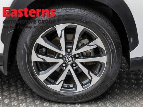Used 2022 Toyota Corolla Cross XLE w/ Convenience Package image 28