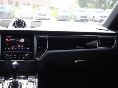 Used 2018 Porsche Macan AWD/4WD image 24