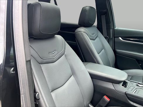 Used 2025 Cadillac XT6 Premium Luxury w/ Technology Package FWD image 8