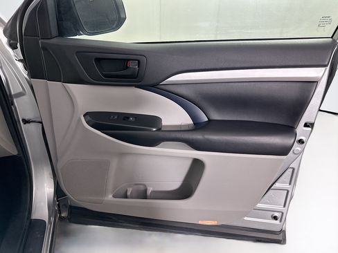 Used 2019 Toyota Highlander Plus AWD/4WD image 33